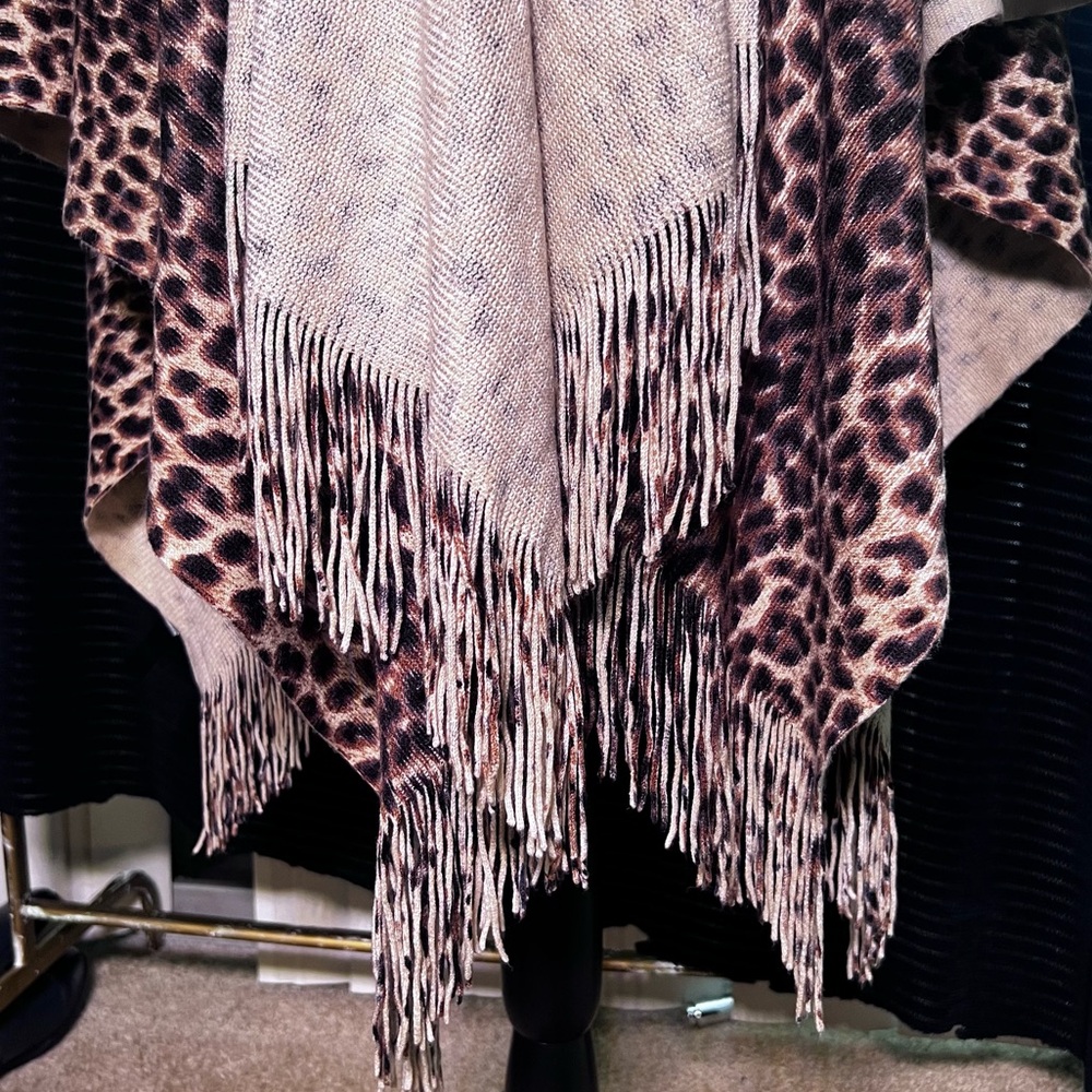 Leopard print knit fringe poncho - Picture 3 of 4
